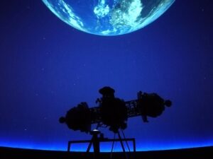 大阪の大阪市立科学館では、プラネタリウムを見ることができ、団体旅行でも楽しめます。