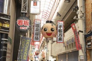 大阪の千日前道具屋筋商店街。飲食店で使う道具がたくさん売られています。団体旅行で散策しても楽しいです。