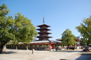 大阪ミナミの四天王寺。貸切バスで行くことができるので、社員旅行・団体旅行にもおすすめです。