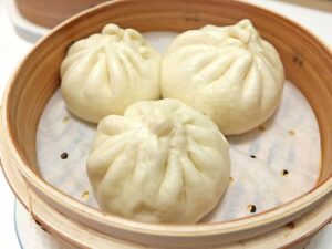 大阪の551の蓬莱といえば豚まん。団体受け入れのある昼食場所としてもおすすめ。