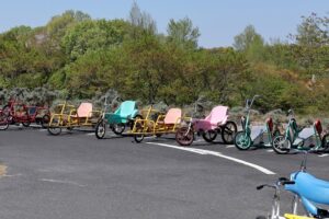 関西サイクルスポーツセンターは、いろいろな自転車と自転車の仕組みを使ったアトラクションのある施設。団体旅行でも楽しめます。