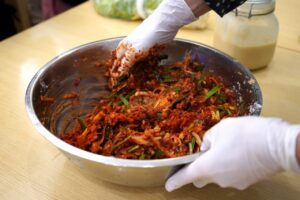 大阪市の鶴橋にあるコリアンタウンでは、キムチづくり体験ができます。団体旅行・社員旅行でも楽しめます。