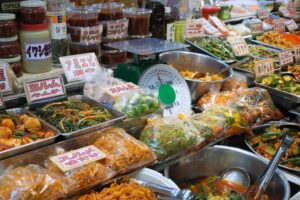 大阪の鶴橋商店街。韓国料理にかかせない食材を買う事ができます。団体旅行・社員旅行で散策も楽しいです。