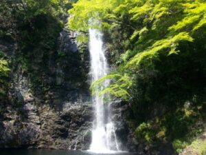 大阪府の箕面大滝。紅葉も新緑も魅力たっぷり。団体旅行・社員旅行でもおすすめです。