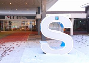 三重県にある鈴鹿サーキットにほど近い鈴鹿SAでは、F1レースのユニフォーム等の展示があります。貸切バスでの団体旅行の際にトイレ休憩で立ち寄れば見学することができます。