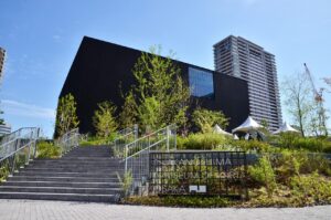 大阪市の中之島公園は、土佐堀川を船で遊覧したり、近代建築を楽しむことができます。団体旅行・社員旅行でも癒しスポットとしておすすめです。