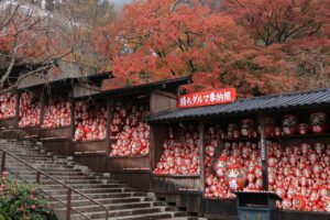 大阪府の勝尾寺は、たくさんのダルマが並び、インスタ映えするスポットでもあります。団体旅行・社員旅行でお参りしてみては？