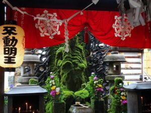 大阪市にある法善寺は、法善寺横丁とあわせて大阪ミナミの人気スポット。団体旅行・社員旅行でも人気です。