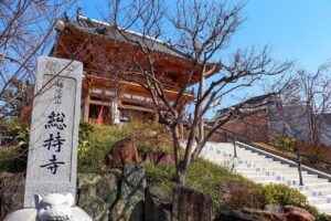 大阪府茨木市にある総持寺は、西国三十三所の札所。団体旅行で巡るお客様も多いです。