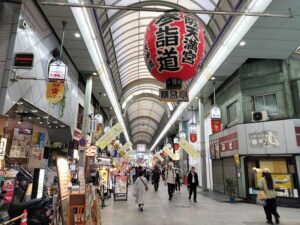 大阪で一番距離が長い天神橋筋商店街。団体旅行・社員旅行で散策すれば、大阪の雰囲気を楽しめます。