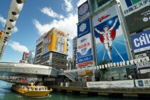 大阪市の道頓堀クルーズでグリコの看板を川面から眺めよう。団体旅行・社員旅行の記念になりますよ。