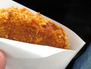 SA・PAで購入できる揚げ物・コロッケ類は、貸切バスでの団体旅行において、小腹がすいた時の軽食・おやつとして人気です。