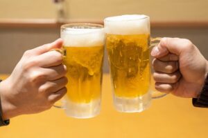 貸切バスを利用した夜陰旅行・団体旅行なら運転不要なので、気軽にお酒を楽しめますよ。