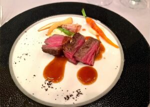 団体旅行の宿泊は、宴会場にて食事をすることが多いです。