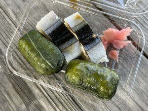 和歌山では、めはり寿司・さんま寿司が名物です。貸切バスでの団体旅行の際、現地のお弁当や休憩の立ち寄り時に軽食・おやつとしても楽しめます。