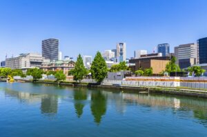 大阪市の中之島公園は、土佐堀川を船で遊覧したり、近代建築を楽しむことができます。団体旅行・社員旅行でも癒しスポットとしておすすめです。