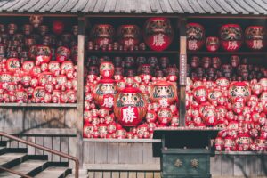 大阪府の勝尾寺は、たくさんのダルマが並び、インスタ映えするスポットでもあります。団体旅行・社員旅行でお参りしてみては？