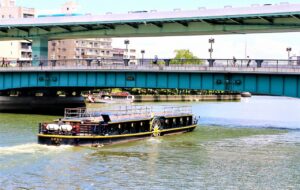 大阪でランチを食べながら大川を移動できるクルーズ「ひまわり」。団体旅行におすすめです。