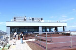 大阪府の関空展望ホールからは飛び立つ飛行機を見ることができ、団体旅行・社員旅行でも人気のスポットです。