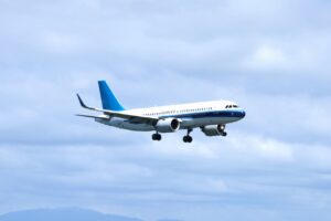 大阪に程近い伊丹空港にある伊丹スカイパークでは、離着陸する飛行機を見ることができます。団体旅行でも身近で見られる飛行機に興奮すること間違いなし。