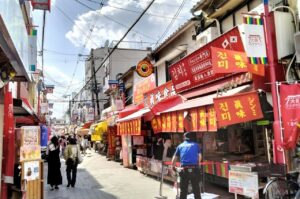 大阪の鶴橋にあるコリアンタウンでは、人権教育・研修のためのフィールドワークを受け入れています。団体旅行・社員旅行におすすめです。