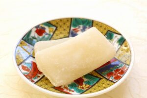 福井県の銘菓「羽二重餅」。福井市内やSAなどで購入可能。団体旅行のお土産としても喜ばれます。