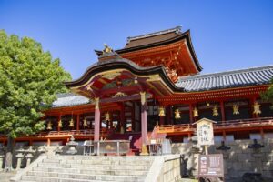 京都府八幡市の男山にある石清水八幡宮は、日本三大八幡宮として知られています。
貸切バス駐車場もあるので、団体旅行でも行きやすいですよ。